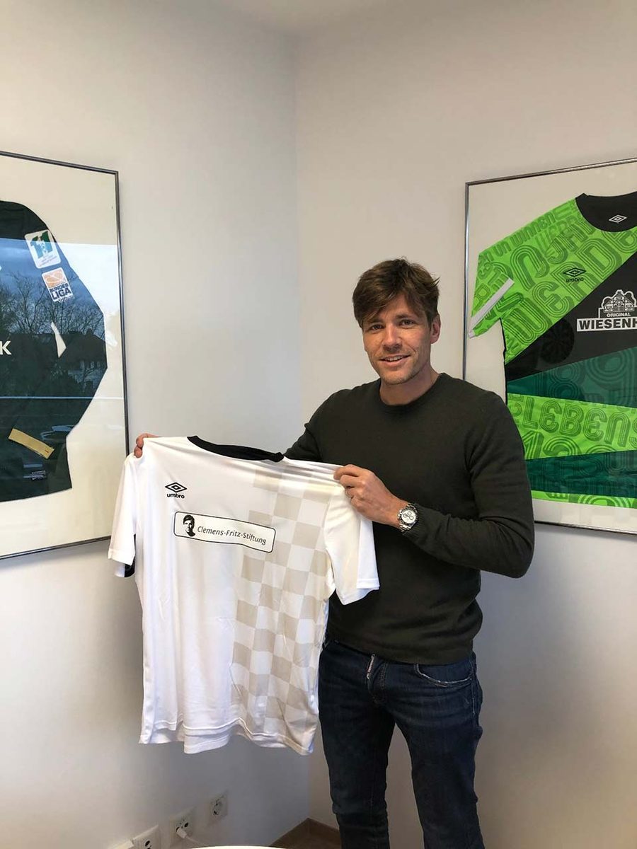 Clemens Fritz mit dem Trikot der Clemens-Fritz-Stiftung